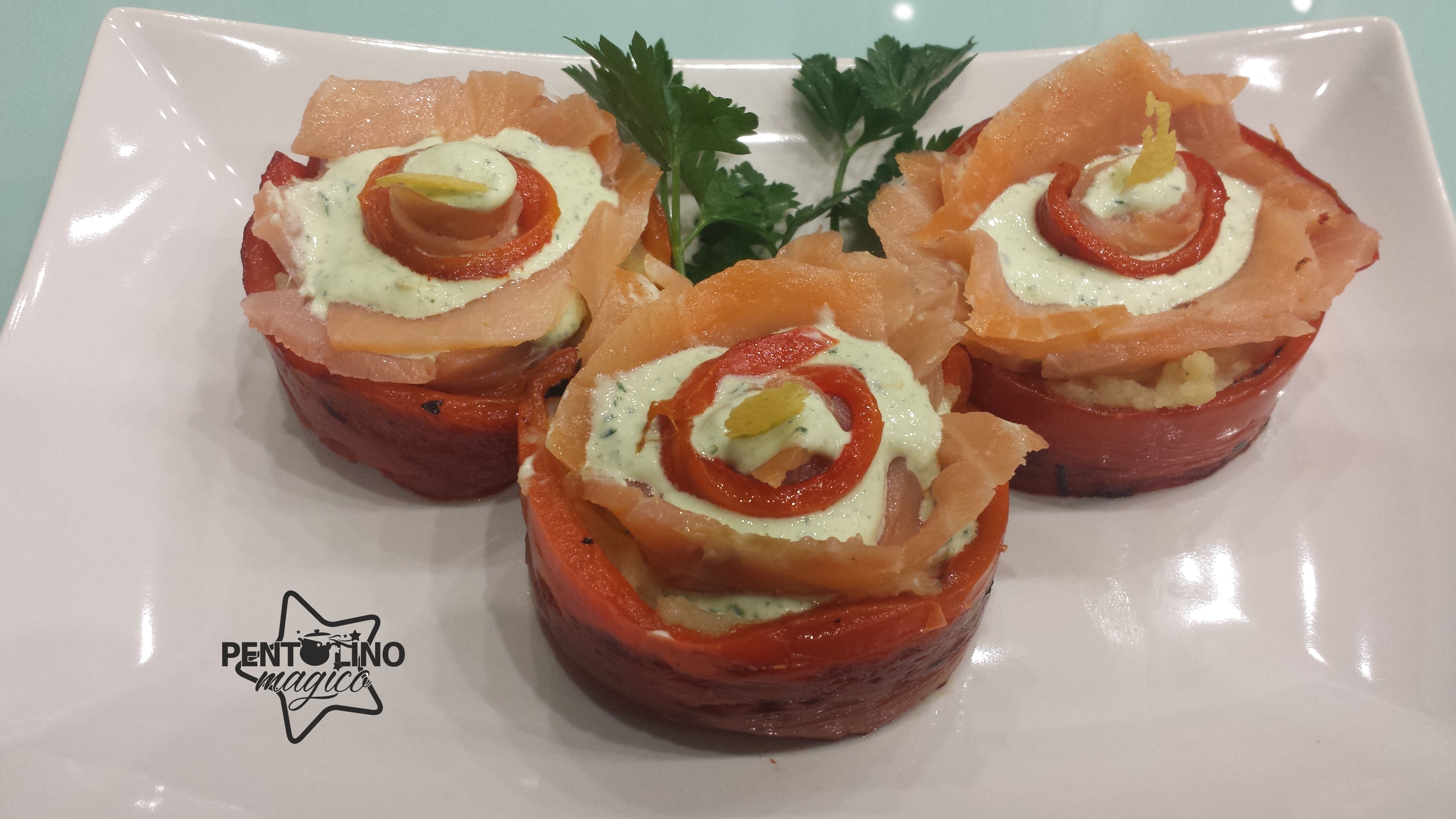 Rotolini di peperoni, purè al limone e salmone